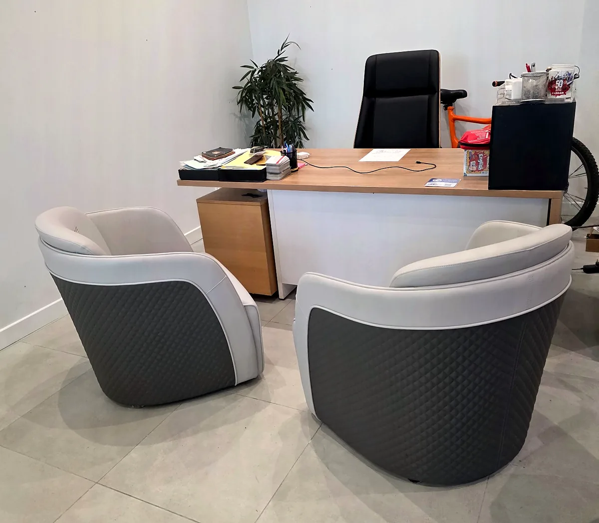 Le bureau d'app363 : deux fauteuils face au bureau, pour recevoir les dirigeants