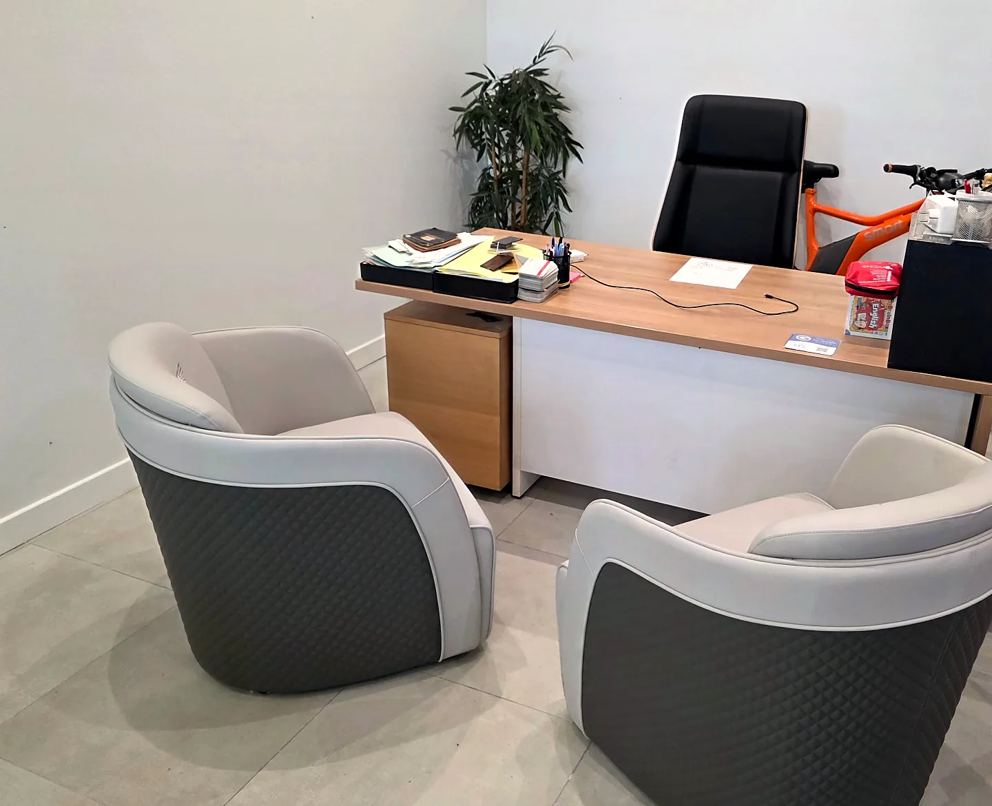 Le bureau d'app363, avec deux fauteuils pour les rendez-vous clients