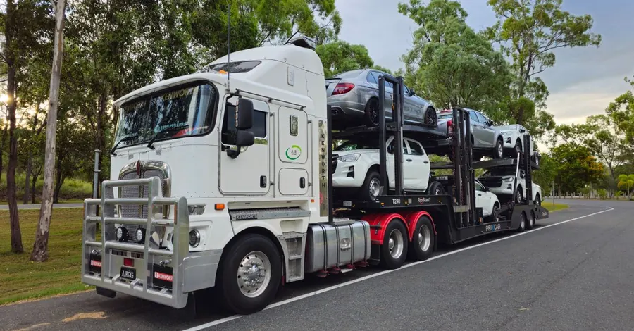 Camion porte-voitures en mission de convoyage
