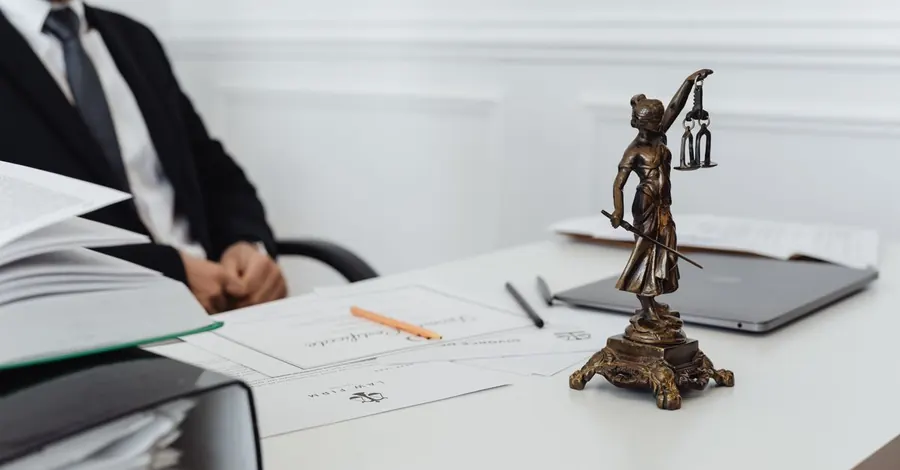 Bureau d'un cabinet d'avocat, dossiers et statuette de la Justice