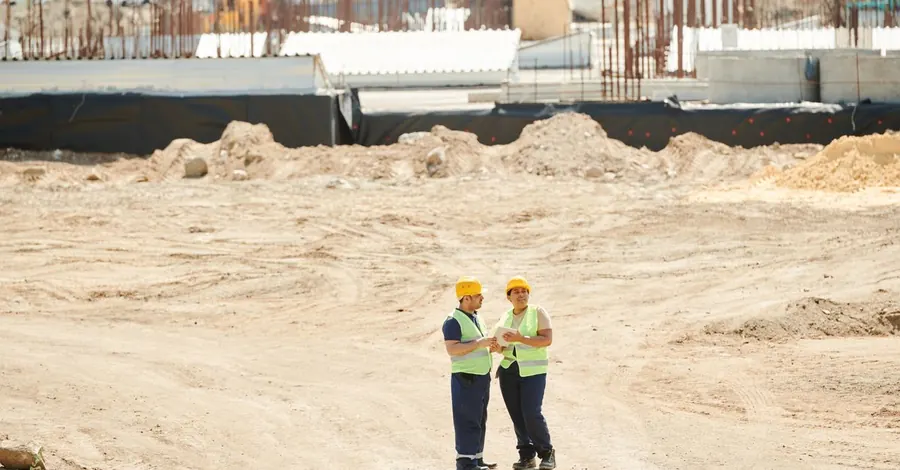 Deux professionnels sur un chantier de terrassement