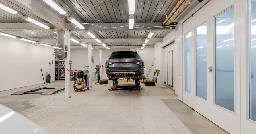 Atelier de carrosserie, véhicule sur pont élévateur