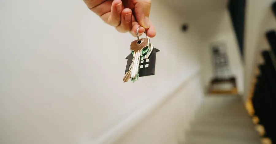 Main tenant les clés d'un logement