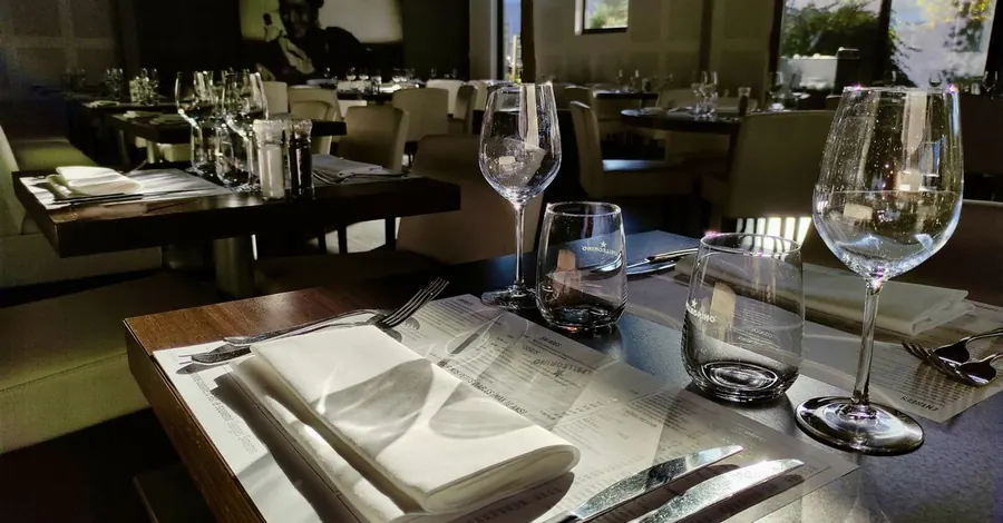 Table dressée dans une salle de restaurant